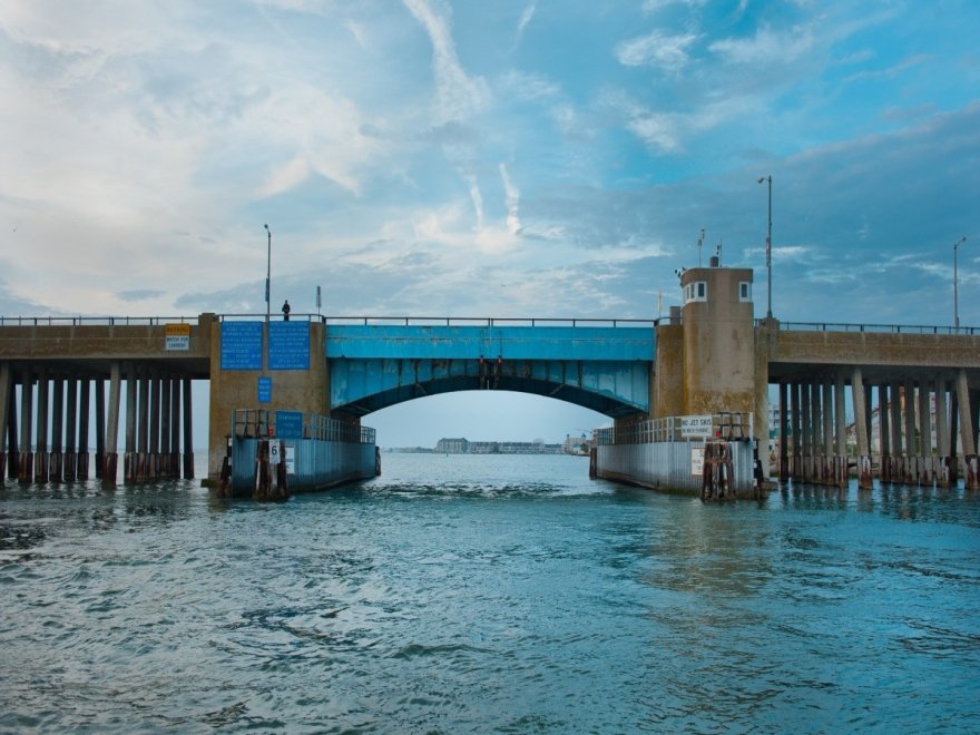 Under The Bridge Watersports - Jet Ski & Pontoon Boat Rentals